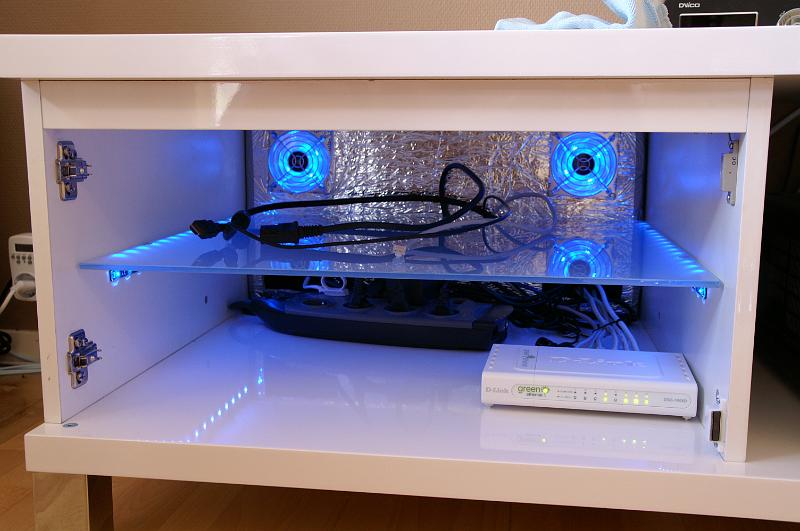 PICT7906.JPG - Ytterligare 2 månader senare: Har äntligen köpt en frostad glasskiva, listerna blev snyggast undertill vid kanterna.